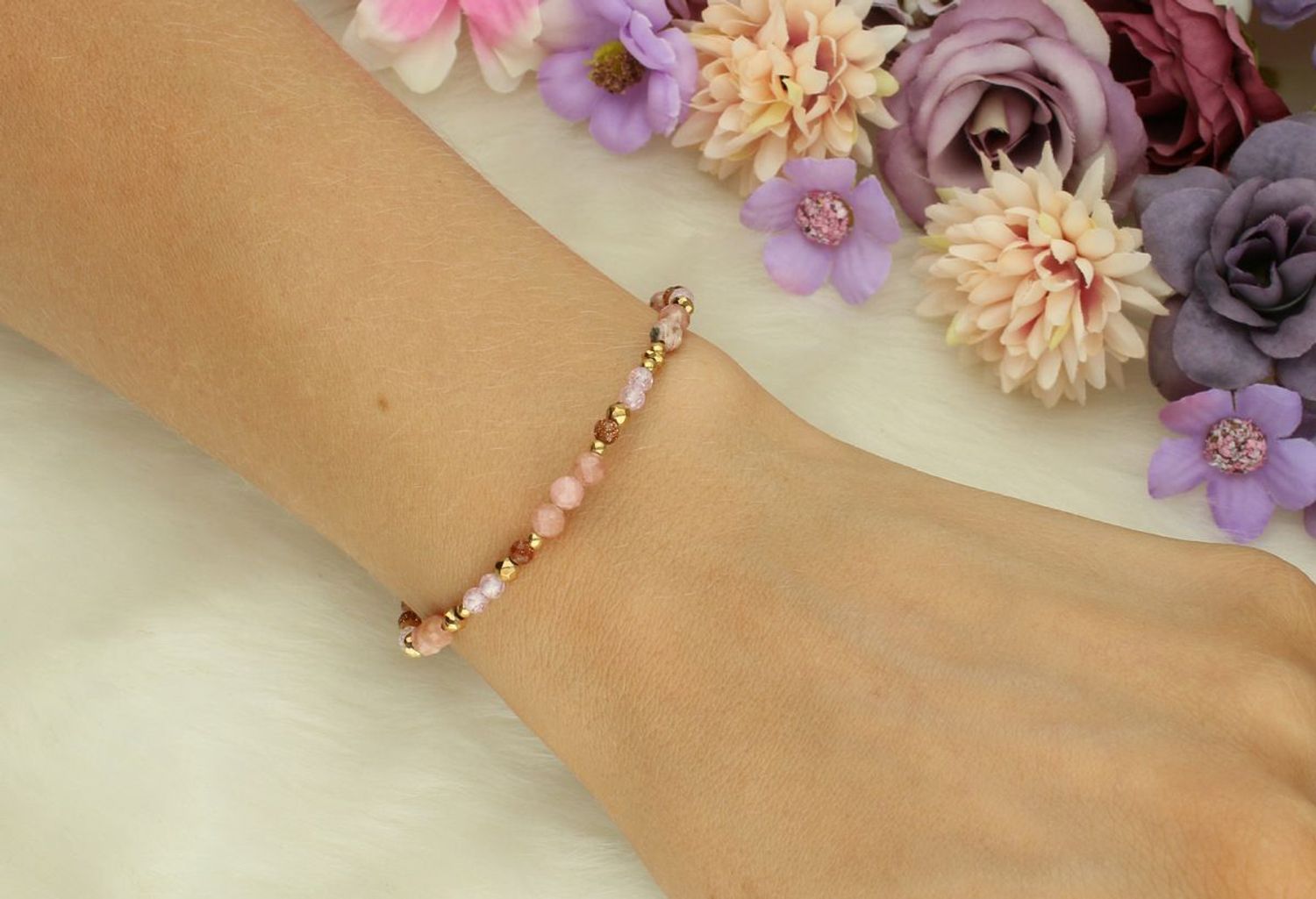 Damska bransoletka DIA-BRA-13545-925 wykonana ze srebra pozłacanego 24k złotem. Zdobiona piaskiem pustyni i rodochrozytem. Kamienie 2–4 mm, długość 17 + 2 cm, waga 4 g. Idealna na prezent!1.jpg