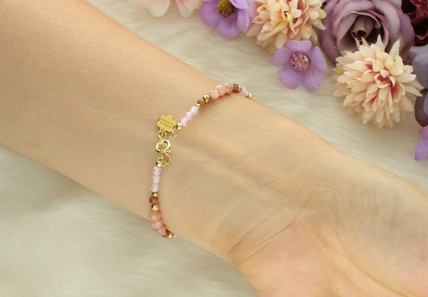 Damska bransoletka DIA-BRA-13545-925 wykonana ze srebra pozłacanego 24k złotem. Zdobiona piaskiem pustyni i rodochrozytem. Kamienie 2–4 mm, długość 17 + 2 cm, waga 4 g. Idealna na prezent!1.jpg