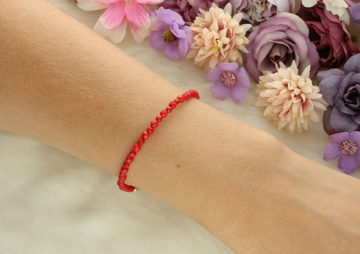 Delikatna bransoletka ze srebra pozłacanego próby 925 z naturalnymi koralami o średnicy 3 mm. Model DIA-BRA-13546-925, długość 17+2 cm. Idealna na prezent lub do codziennego noszenia.1.jpg