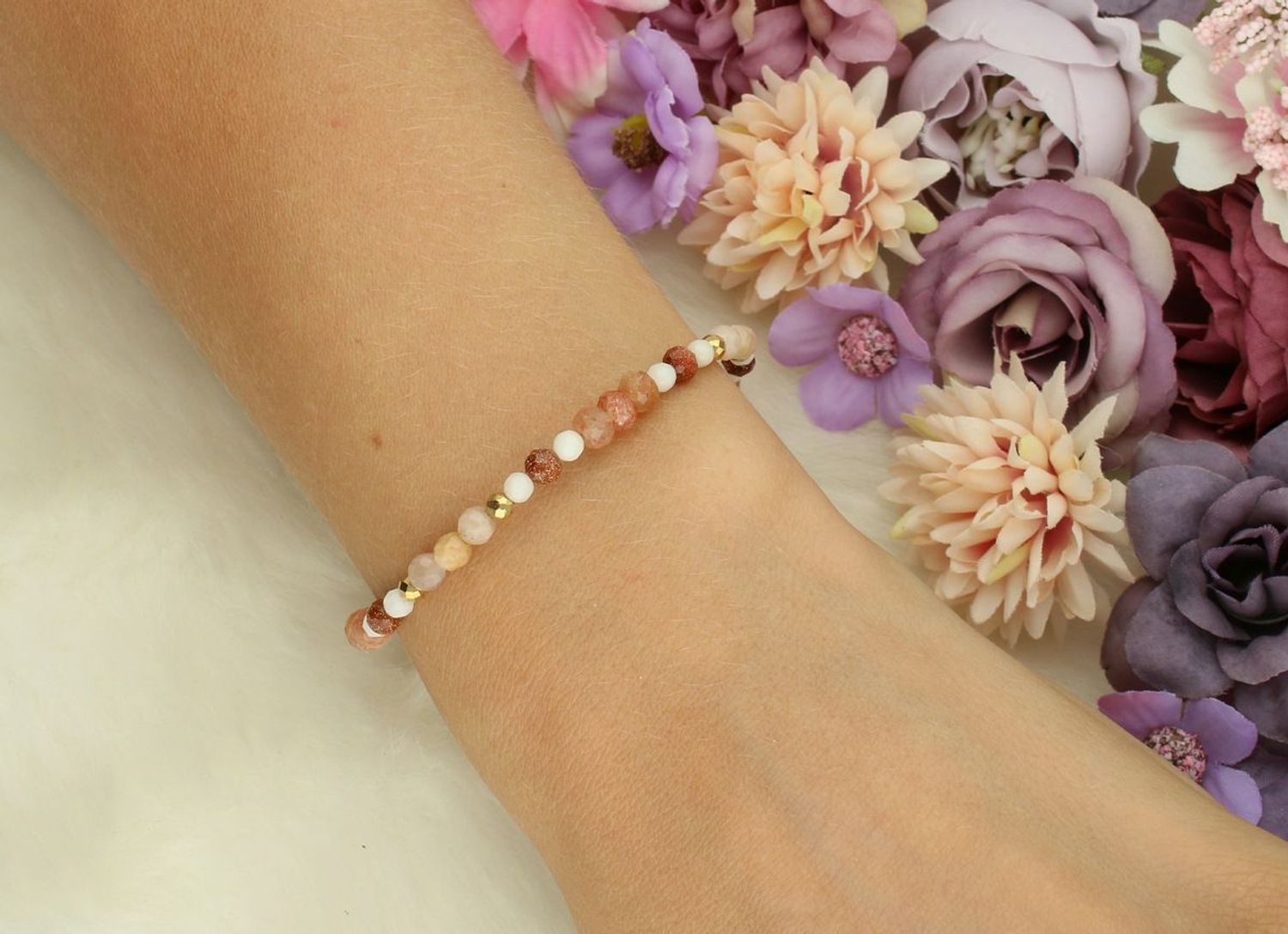 Damska bransoletka DIA-BRA-13545-925 wykonana ze srebra pozłacanego 24k złotem. Zdobiona piaskiem pustyni i rodochrozytem. Kamienie 2–4 mm, długość 17 + 2 cm, waga 4 g. Idealna na prezent!11.jpg