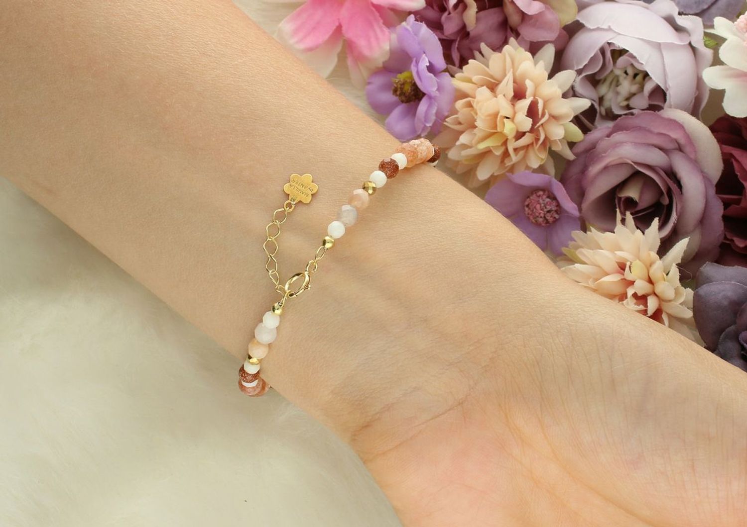 Damska bransoletka DIA-BRA-13545-925 wykonana ze srebra pozłacanego 24k złotem. Zdobiona piaskiem pustyni i rodochrozytem. Kamienie 2–4 mm, długość 17 + 2 cm, waga 4 g. Idealna na prezent!11.jpg