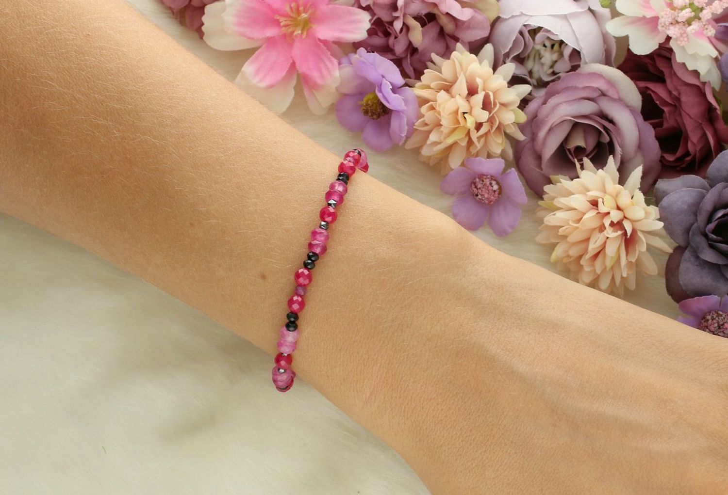 Bransoletka srebrna DIA-BRA-13551-925 na gumce, zdobiona naturalnymi kamieniami rubin, turmalin i agat. Srebro próby 925, obwód 15 cm, waga 4 g. Elegancka i komfortowa biżuteria.1.jpg