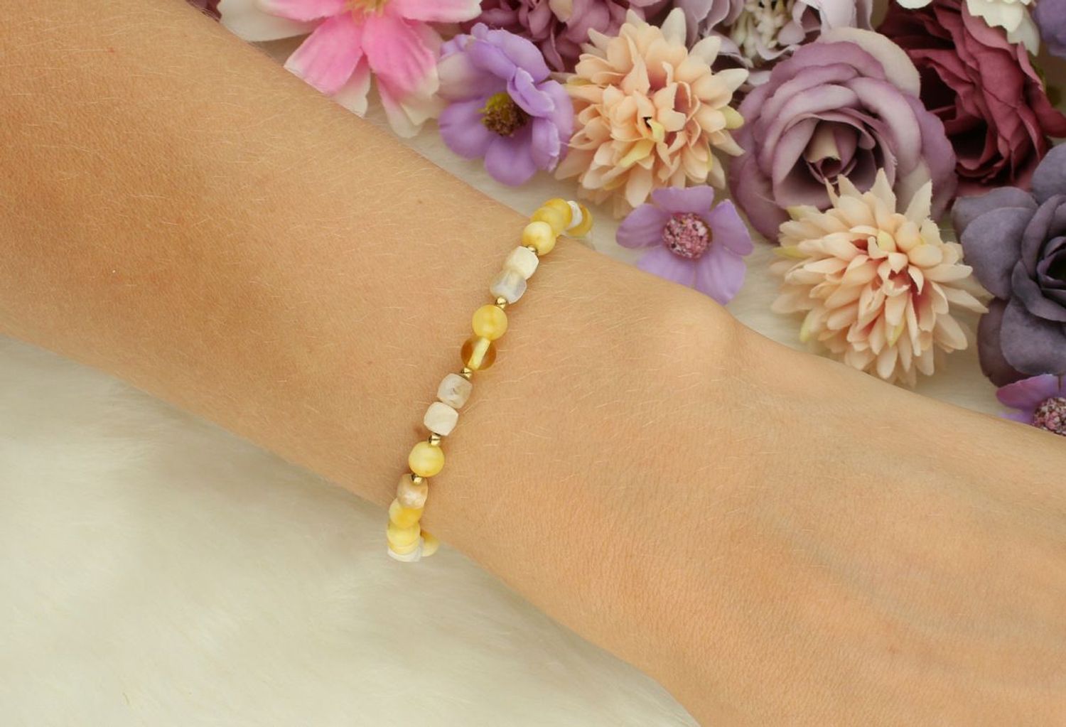 Lekka bransoletka damska z bursztynem i opalem na gumce. Kamienie naturalne, wygodna i bez zapięcia. Idealny prezent dla kobiety.1.jpg