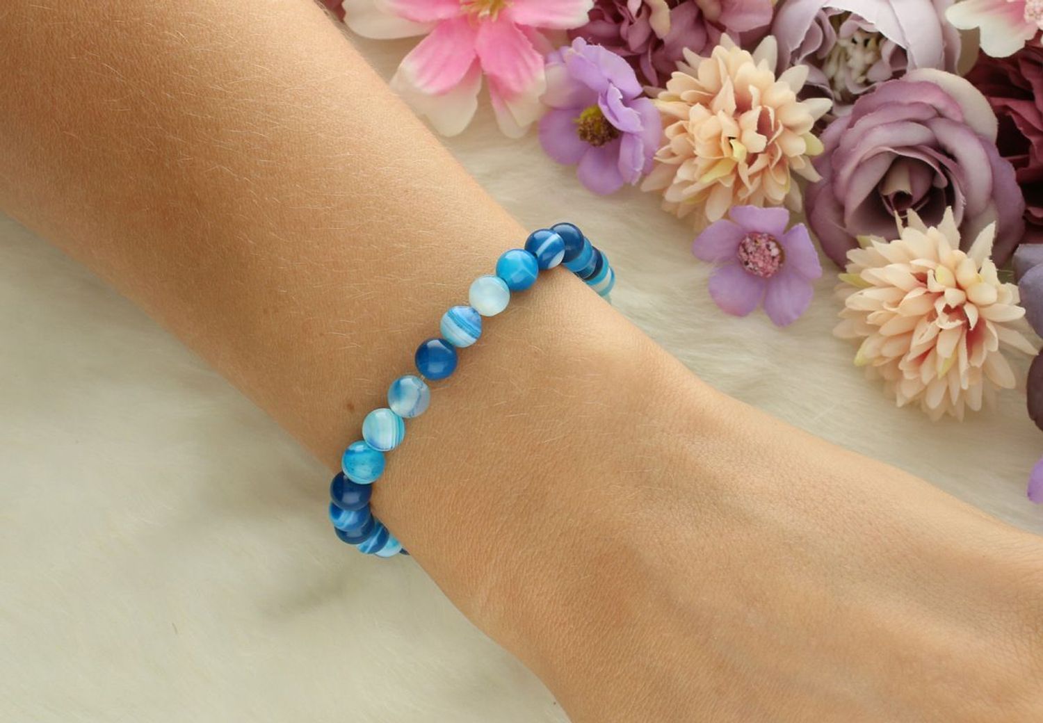 Bransoletka z niebieskim agatem na gumce – wygodna, bez zapięcia. Kamienie naturalne i ich znaczenie. Idealna na prezent dla kobiety.1.jpg