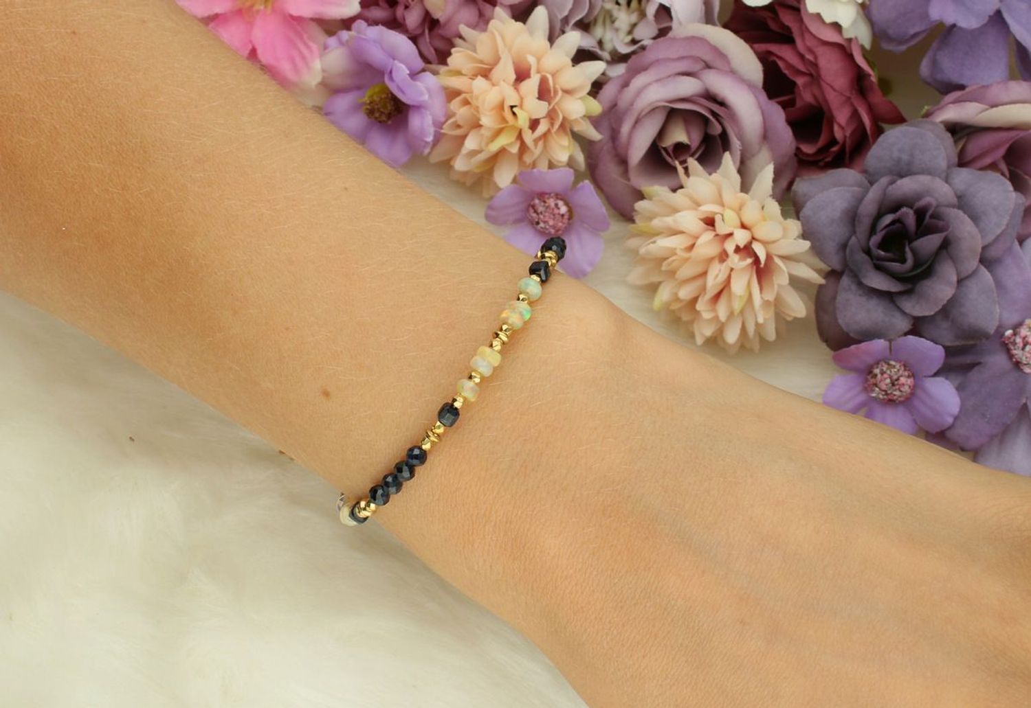 Bransoletka DIA-BRA-13557-925 ze srebra pozłacanego próby 925, ozdobiona naturalnymi opalami i szafirami. Długość 17+2 cm, zapięcie na karabińczyk. Kobieca i elegancka.1.jpg