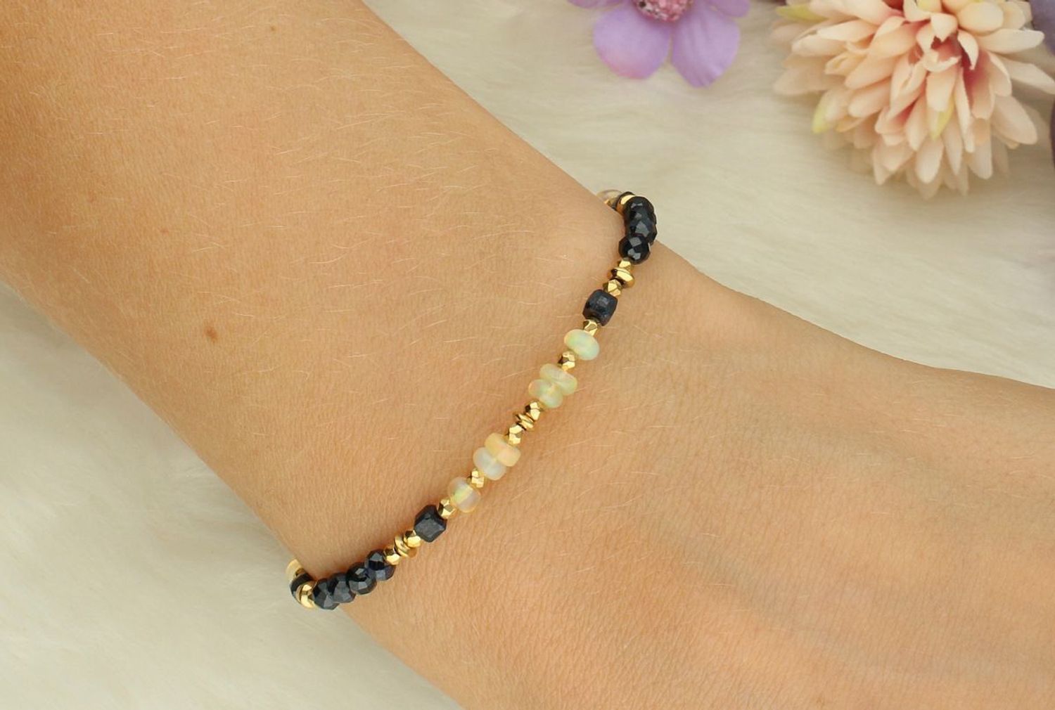 Bransoletka DIA-BRA-13557-925 ze srebra pozłacanego próby 925, ozdobiona naturalnymi opalami i szafirami. Długość 17+2 cm, zapięcie na karabińczyk. Kobieca i elegancka.1.jpg