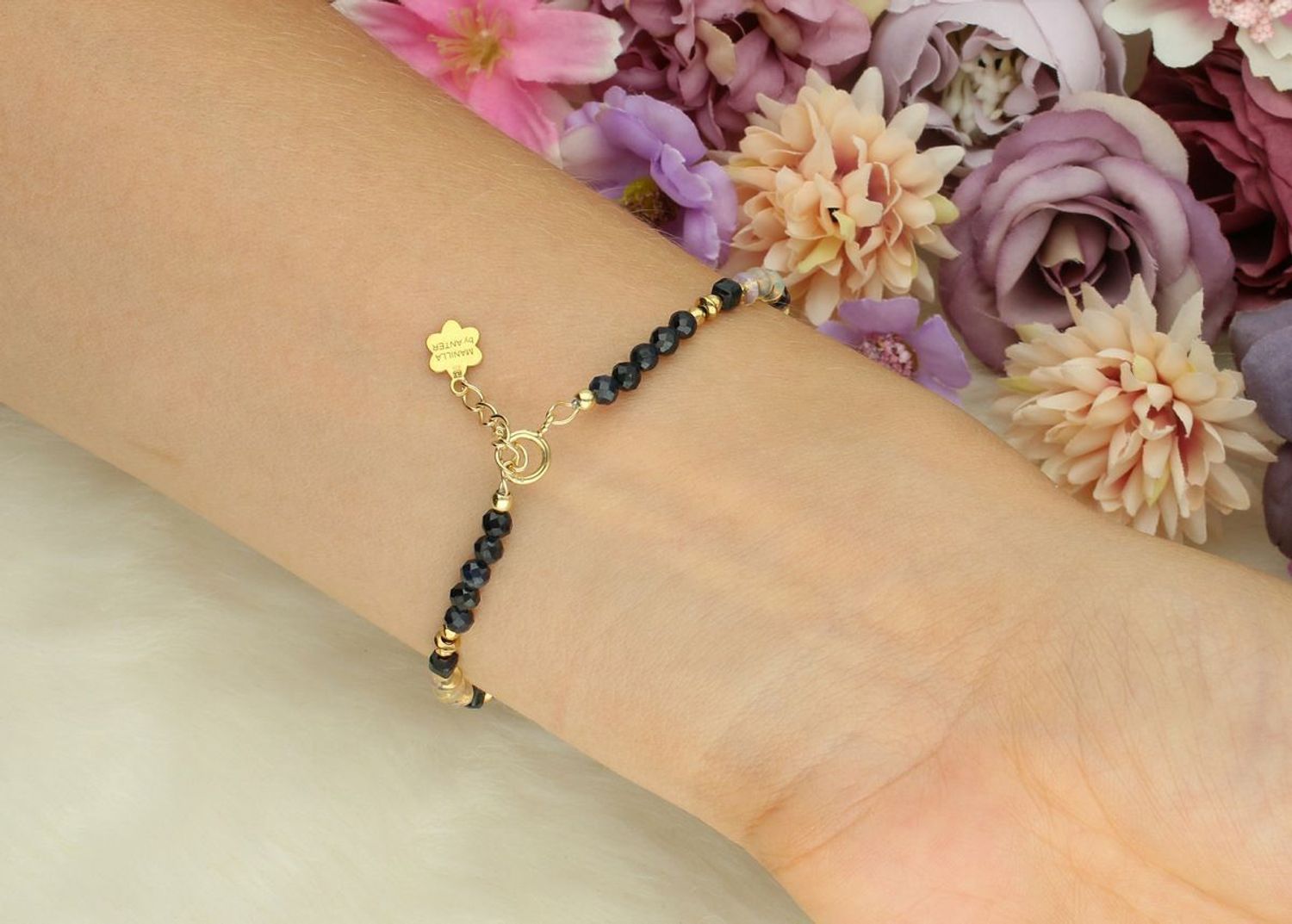 Bransoletka DIA-BRA-13557-925 ze srebra pozłacanego próby 925, ozdobiona naturalnymi opalami i szafirami. Długość 17+2 cm, zapięcie na karabińczyk. Kobieca i elegancka.1.jpg