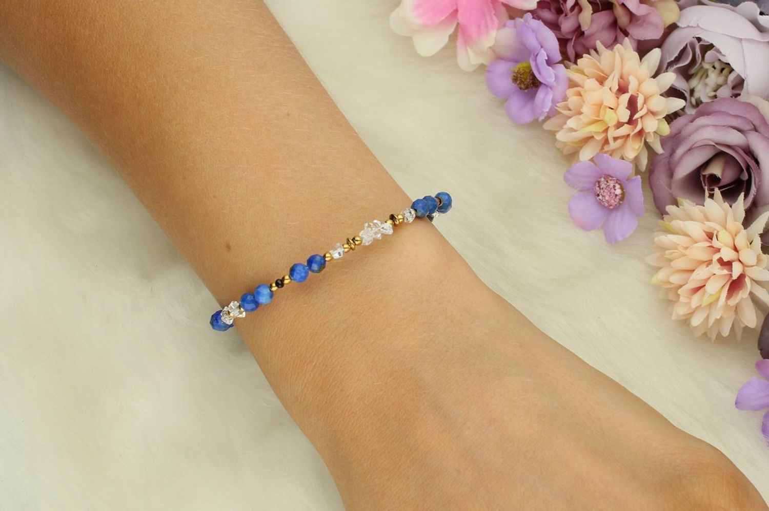 Bransoletka DIA-BRA-13558-925 ze srebra pozłacanego próby 925. Zdobiona kamieniami naturalnymi diamentem herkimer i lapis lazuli. Długość 17+2 cm, waga 3,60 g. Subtelna, kobieca, elegancka.1.jpg