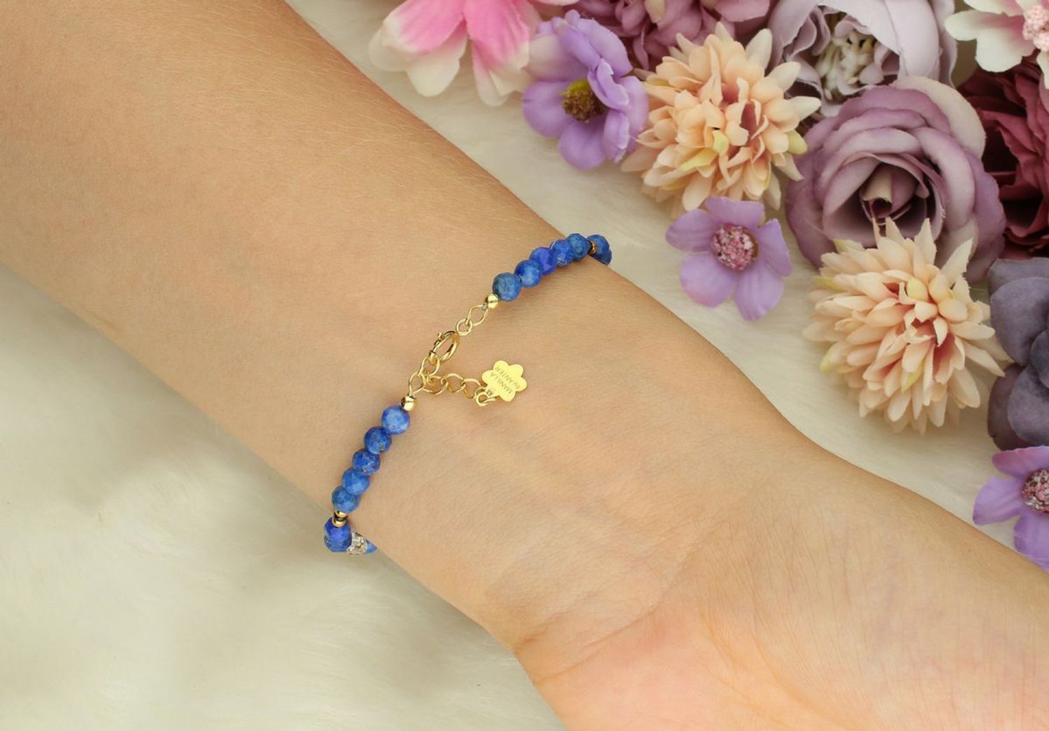 Bransoletka DIA-BRA-13558-925 ze srebra pozłacanego próby 925. Zdobiona kamieniami naturalnymi diamentem herkimer i lapis lazuli. Długość 17+2 cm, waga 3,60 g. Subtelna, kobieca, elegancka.1.jpg