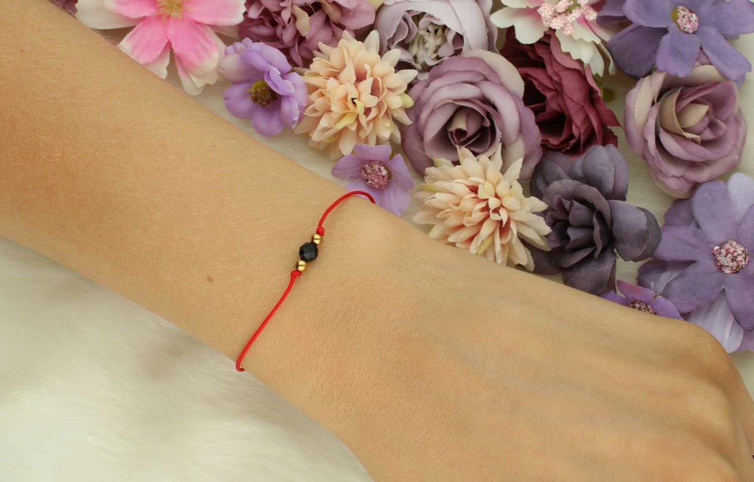 Bransoletka damska z czarnym turmalinem na regulowanym sznurku. Kamienie naturalne, pozłacane detale. Lekka, ochronna biżuteria – idealna na prezent.1.jpg