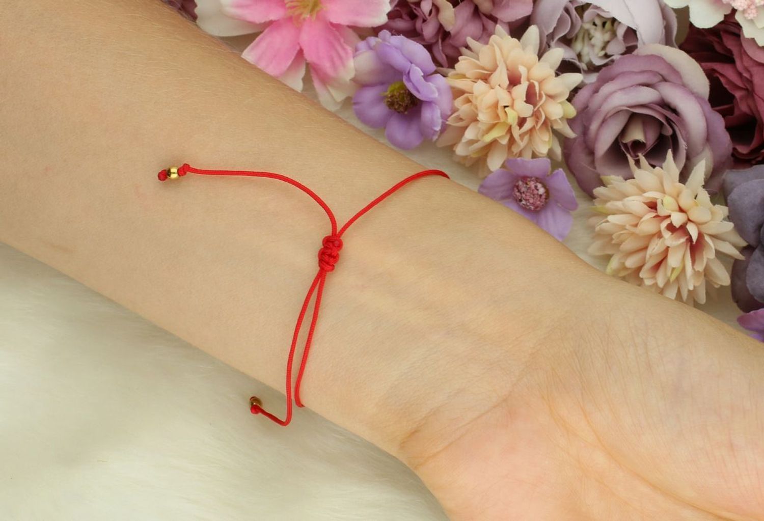 Bransoletka damska z czarnym turmalinem na regulowanym sznurku. Kamienie naturalne, pozłacane detale. Lekka, ochronna biżuteria – idealna na prezent.1.jpg