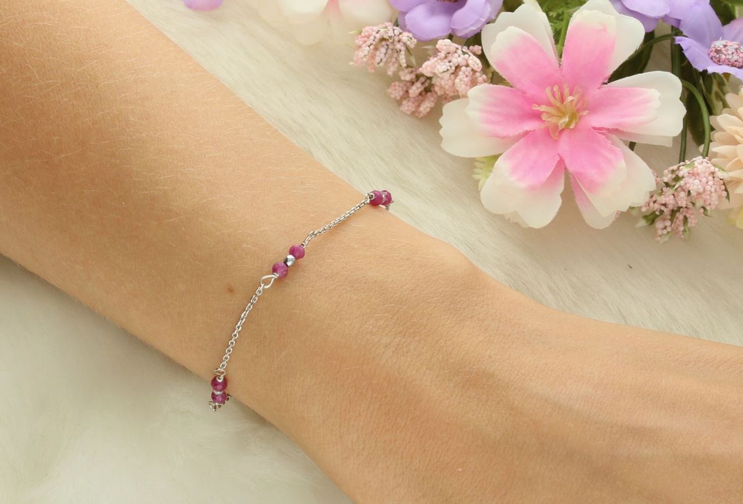 Bransoletka damska srebro 925 z rubinem i hematytem. Długość 17+2 cm, zapięcie karabińczyk. Stylowa, kobieca biżuteria o głębokim znaczeniu.1.jpg