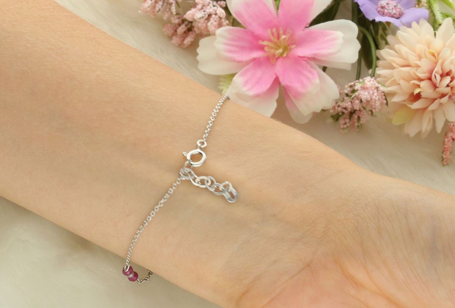 Bransoletka damska srebro 925 z rubinem i hematytem. Długość 17+2 cm, zapięcie karabińczyk. Stylowa, kobieca biżuteria o głębokim znaczeniu.1.jpg