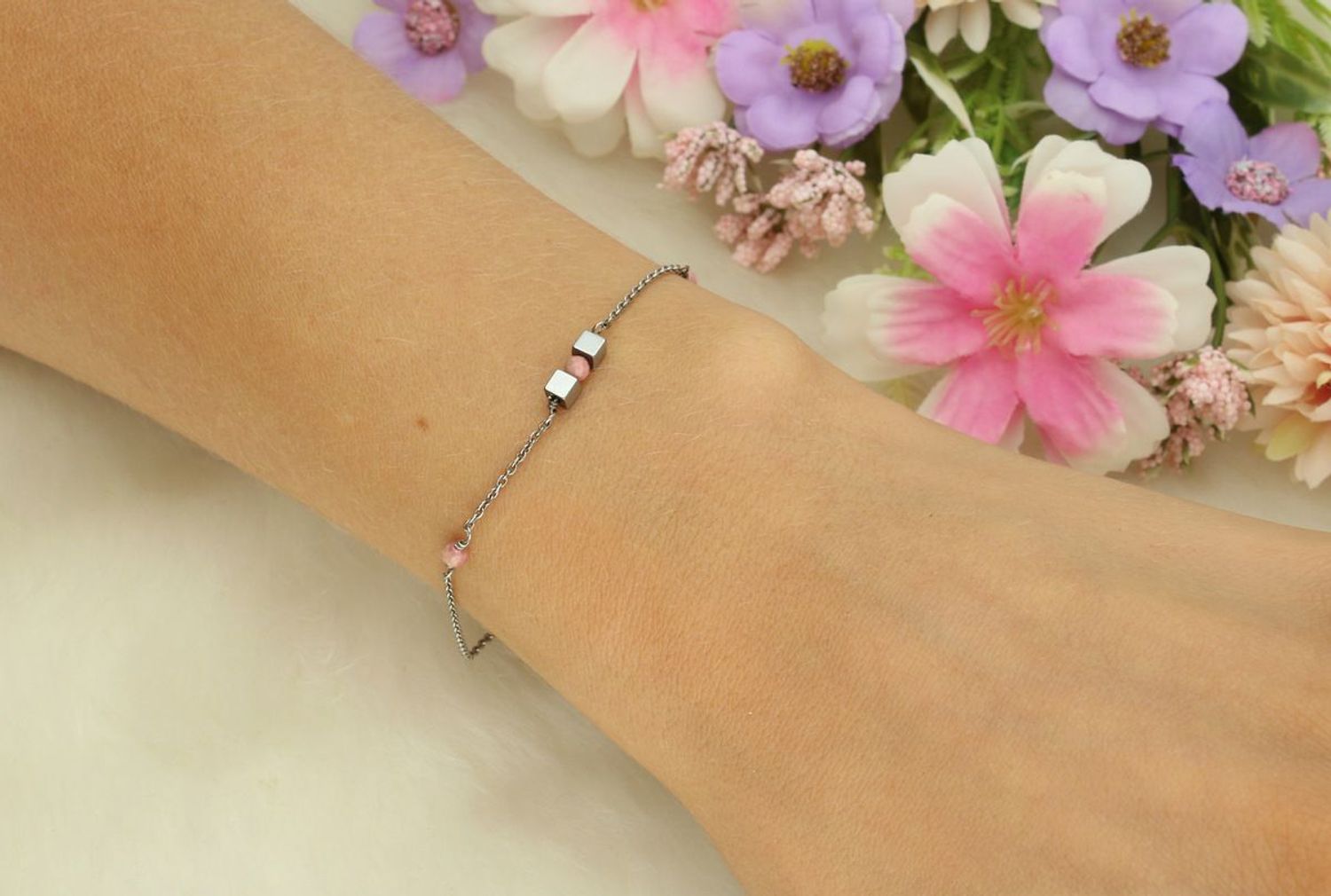 Bransoletka srebrna 925 z rodonitem i hematytem na delikatnym łańcuszku. Długość 17+3 cm. Subtelna, symboliczna i kobieca biżuteria na co dzień.1.jpg