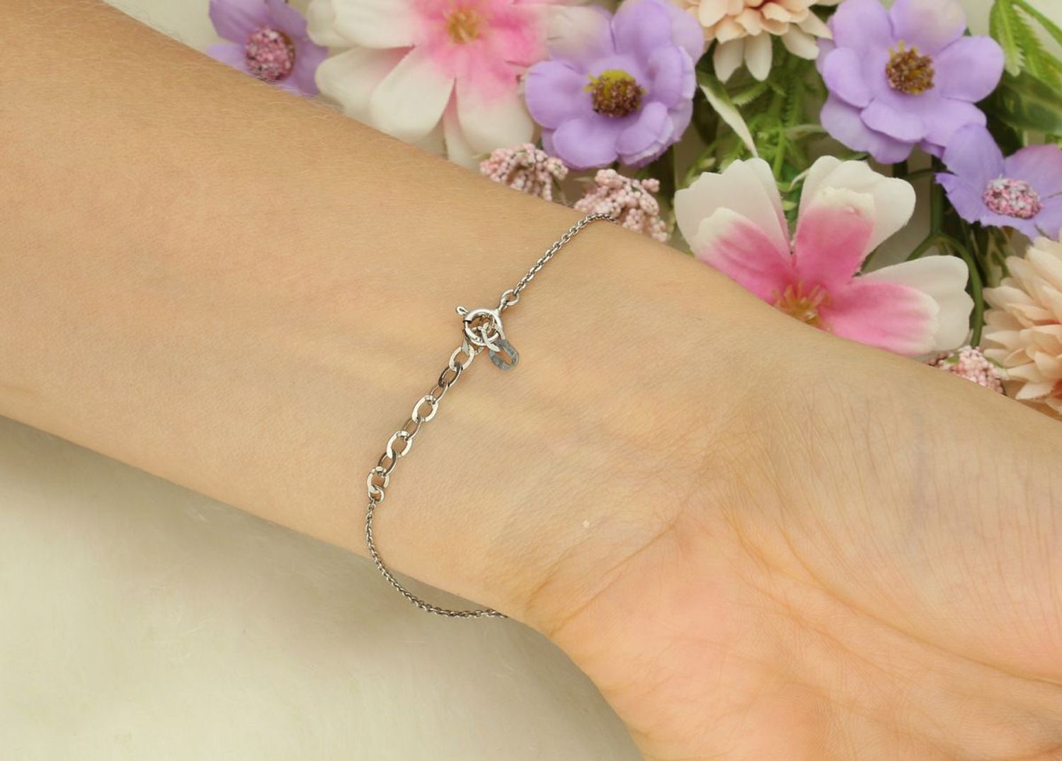 Bransoletka srebrna 925 z rodonitem i hematytem na delikatnym łańcuszku. Długość 17+3 cm. Subtelna, symboliczna i kobieca biżuteria na co dzień.1.jpg