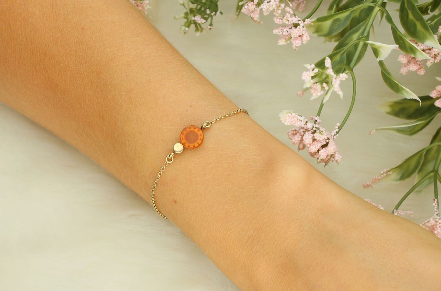 Delikatna bransoletka damska ze srebra próby 925, pozłacana, z ozdobnym pomarańczowym kamieniem syntetycznym 8 mm. Zapięcie na karabińczyk, długość regulowana 17+3 cm, waga 1,79 g.1.jpg