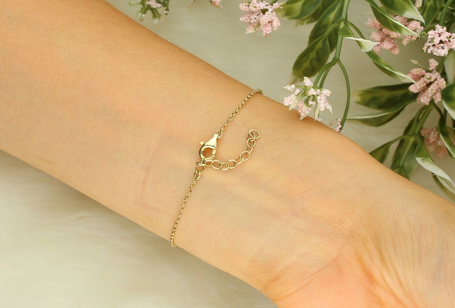 Delikatna bransoletka damska ze srebra próby 925, pozłacana, z ozdobnym pomarańczowym kamieniem syntetycznym 8 mm. Zapięcie na karabińczyk, długość regulowana 17+3 cm, waga 1,79 g.1.jpg