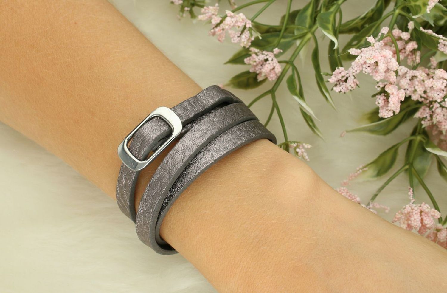 Stylowa, pleciona bransoletka BY DZIUBEKA – model DIA-BRA-13644-INNE. Wykonana ze skóry ekologicznej w szarym kolorze, trzykrotnie oplatana wokół nadgarstka, szerokość 7 mm, rozmiar regulowany.1.jpg