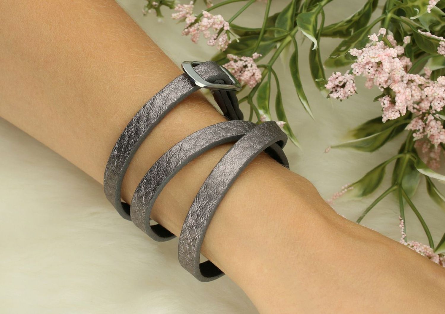 Stylowa, pleciona bransoletka BY DZIUBEKA – model DIA-BRA-13644-INNE. Wykonana ze skóry ekologicznej w szarym kolorze, trzykrotnie oplatana wokół nadgarstka, szerokość 7 mm, rozmiar regulowany.1.jpg