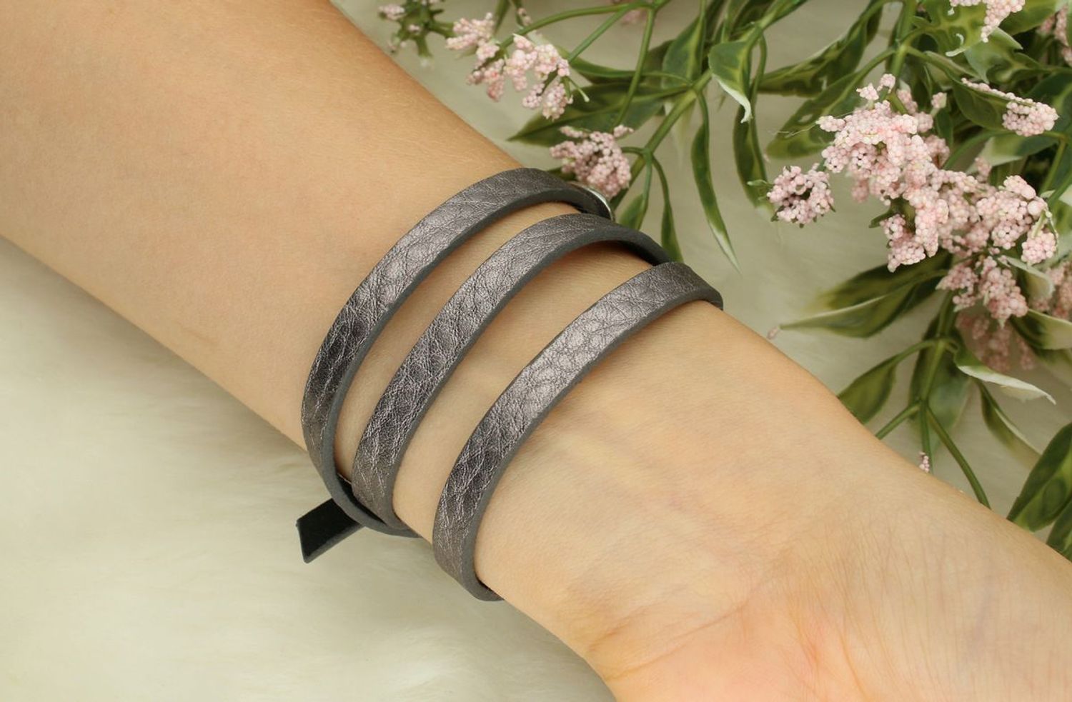 Stylowa, pleciona bransoletka BY DZIUBEKA – model DIA-BRA-13644-INNE. Wykonana ze skóry ekologicznej w szarym kolorze, trzykrotnie oplatana wokół nadgarstka, szerokość 7 mm, rozmiar regulowany.1.jpg