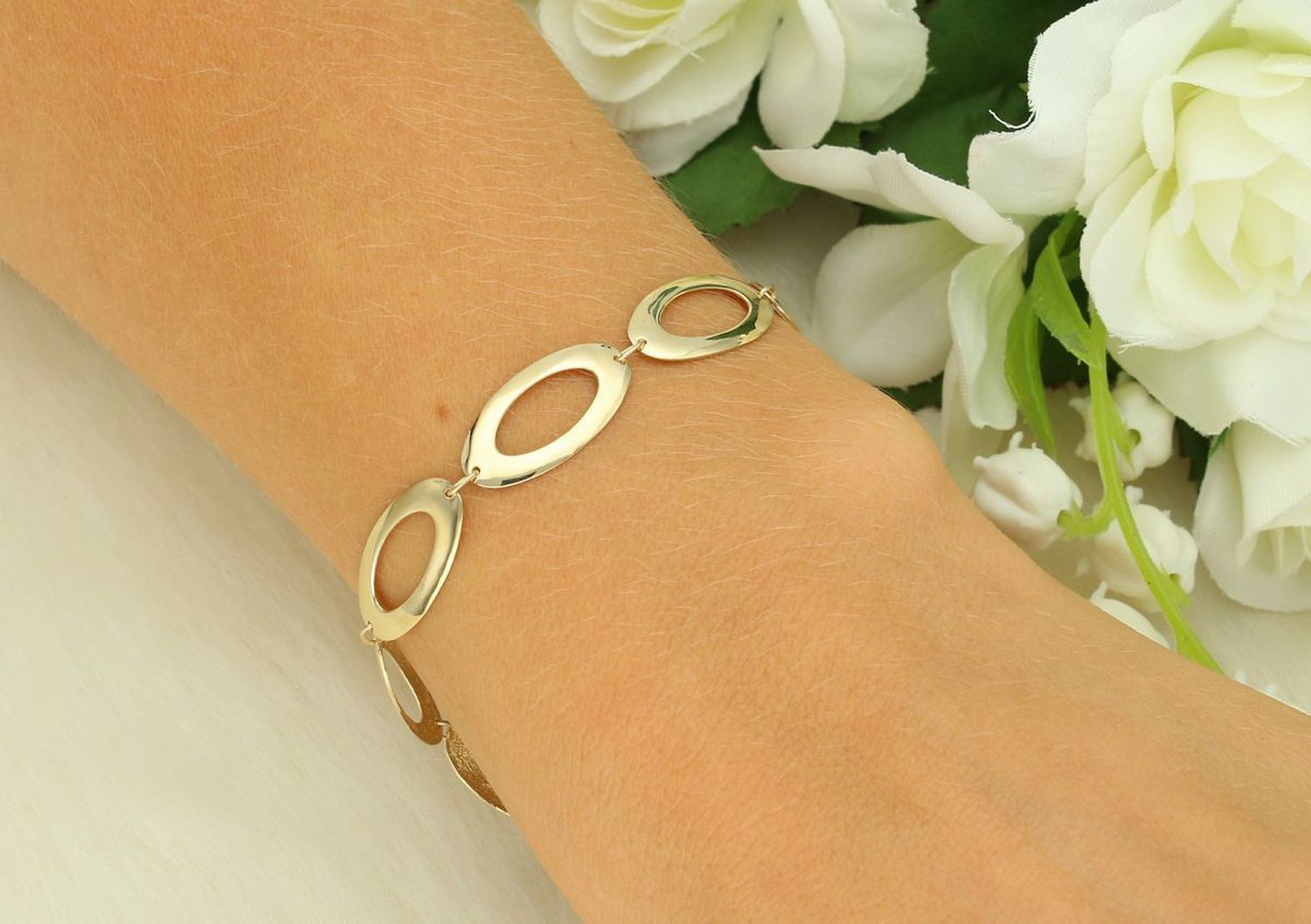 Elegancka bransoletka złota próby 585, model DIA-BRA-13680-585. Owalne oczka, długość 17 cm (+3 cm), wielkość elementu 2,0 x 1,0 cm, waga 28 gram. Idealna na prezent i do codziennego noszenia.1.jpg