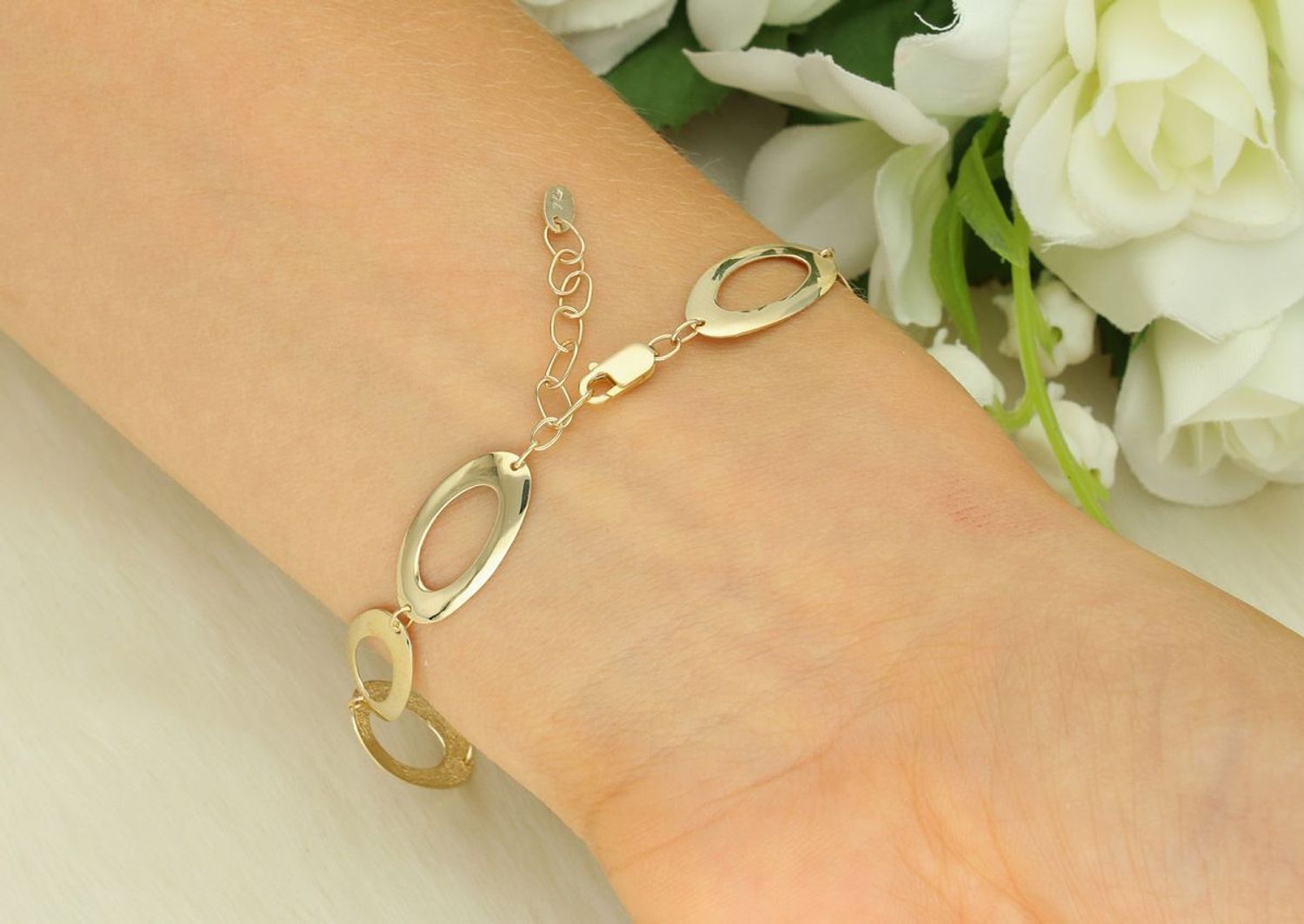 Elegancka bransoletka złota próby 585, model DIA-BRA-13680-585. Owalne oczka, długość 17 cm (+3 cm), wielkość elementu 2,0 x 1,0 cm, waga 28 gram. Idealna na prezent i do codziennego noszenia.1.jpg