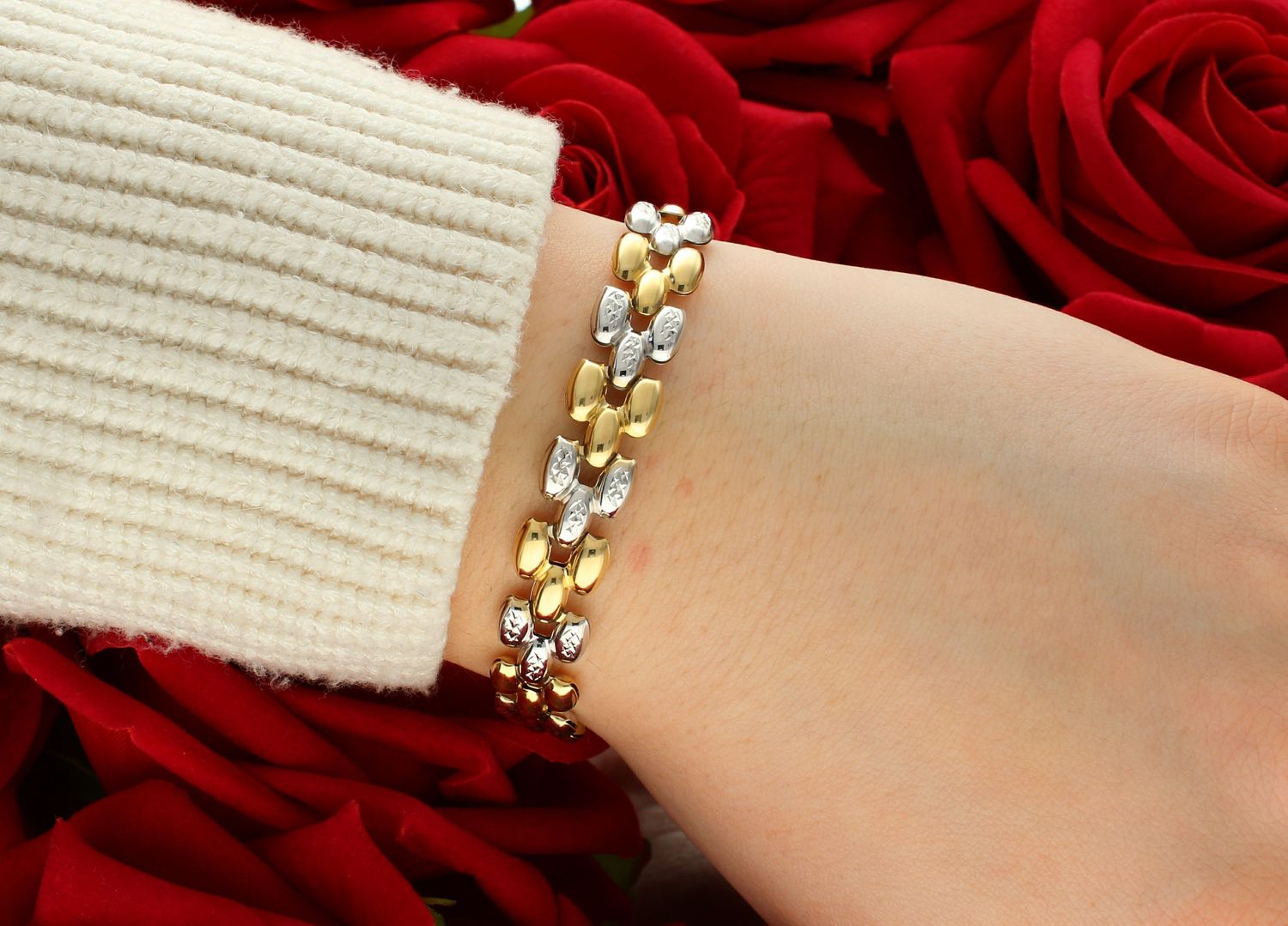 Bransoletka złota pr 585, DIA-BRA-1370-585. Złota bransoletka ozdobiona żółtym i białym złotem. Ponadczasowa, klasyczna biżuteria, w której harmonijne wzory wspaniale łączą się z blaskiem żółtego złota.1.jpg