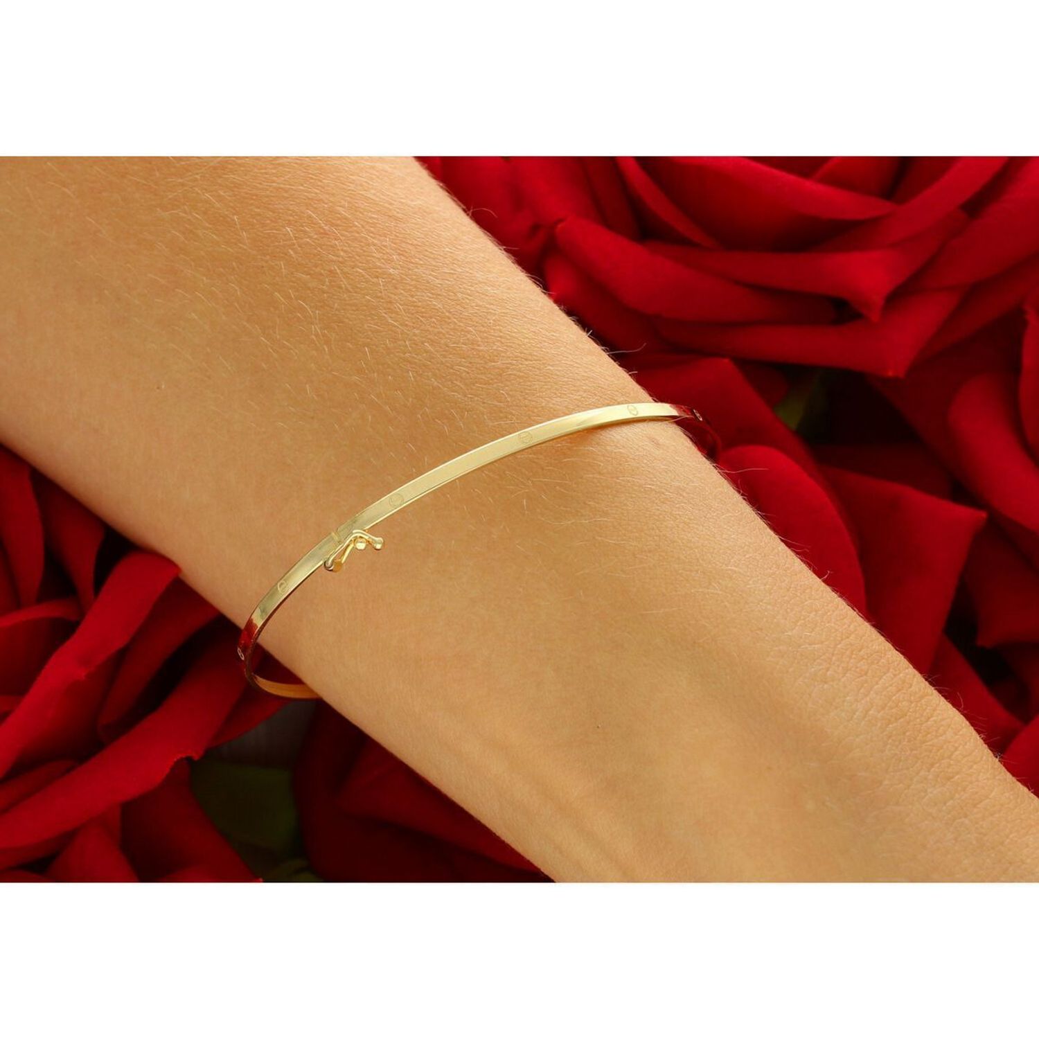 Elegancka złota bransoletka damska próby 585, sztywna z delikatnym wzorem. Szerokość 2 mm, obwód 18 cm, waga 1,79 g, zapięcie na zatrzask. Idealna do codziennych i eleganckich stylizacji.1.jpg