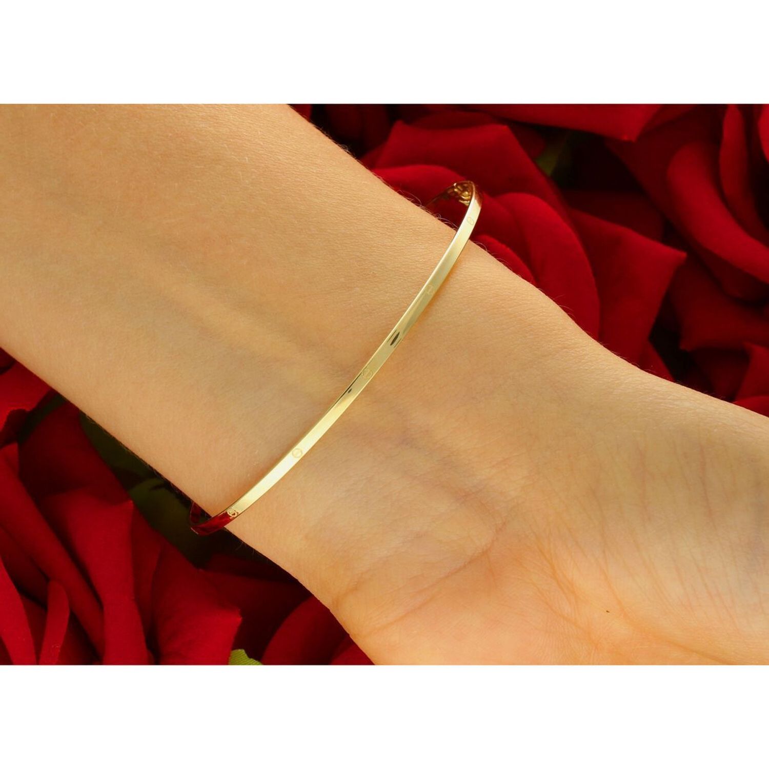 Elegancka złota bransoletka damska próby 585, sztywna z delikatnym wzorem. Szerokość 2 mm, obwód 18 cm, waga 1,79 g, zapięcie na zatrzask. Idealna do codziennych i eleganckich stylizacji.1.jpg