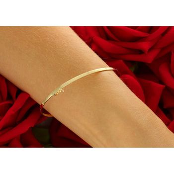 Elegancka złota bransoletka damska próby 585, sztywna z delikatnym wzorem. Szerokość 2 mm, obwód 18 cm, waga 1,79 g, zapięcie na zatrzask. Idealna do codziennych i eleganckich stylizacji.3.jpg
