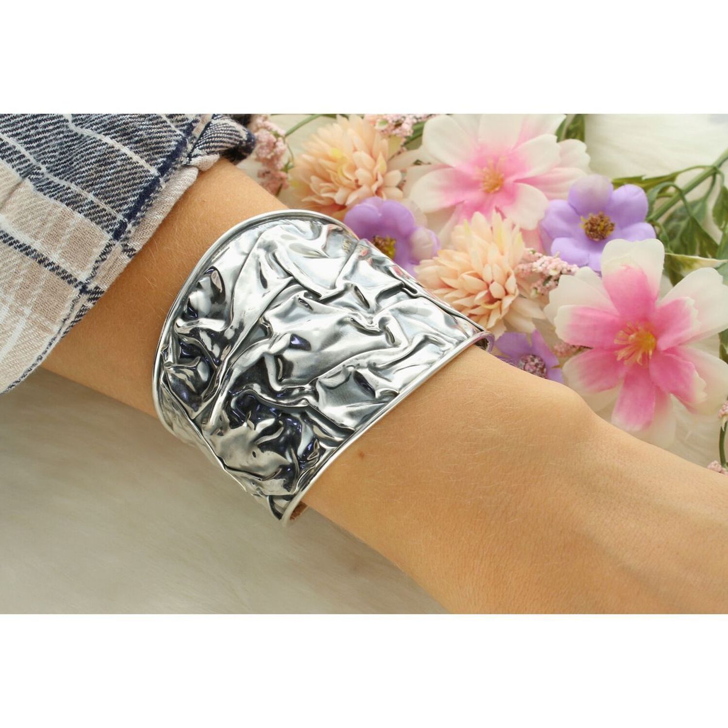 Szeroka damska bransoletka srebrna próby 925, sztywna z oryginalnym wzorem. Stylowy i trwały dodatek na co dzień i wyjątkowe okazje.11.jpg