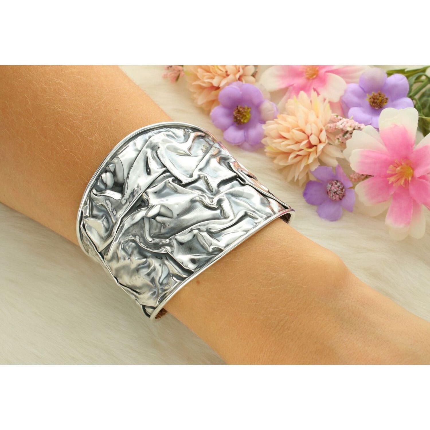 Szeroka damska bransoletka srebrna próby 925, sztywna z oryginalnym wzorem. Stylowy i trwały dodatek na co dzień i wyjątkowe okazje.11.jpg