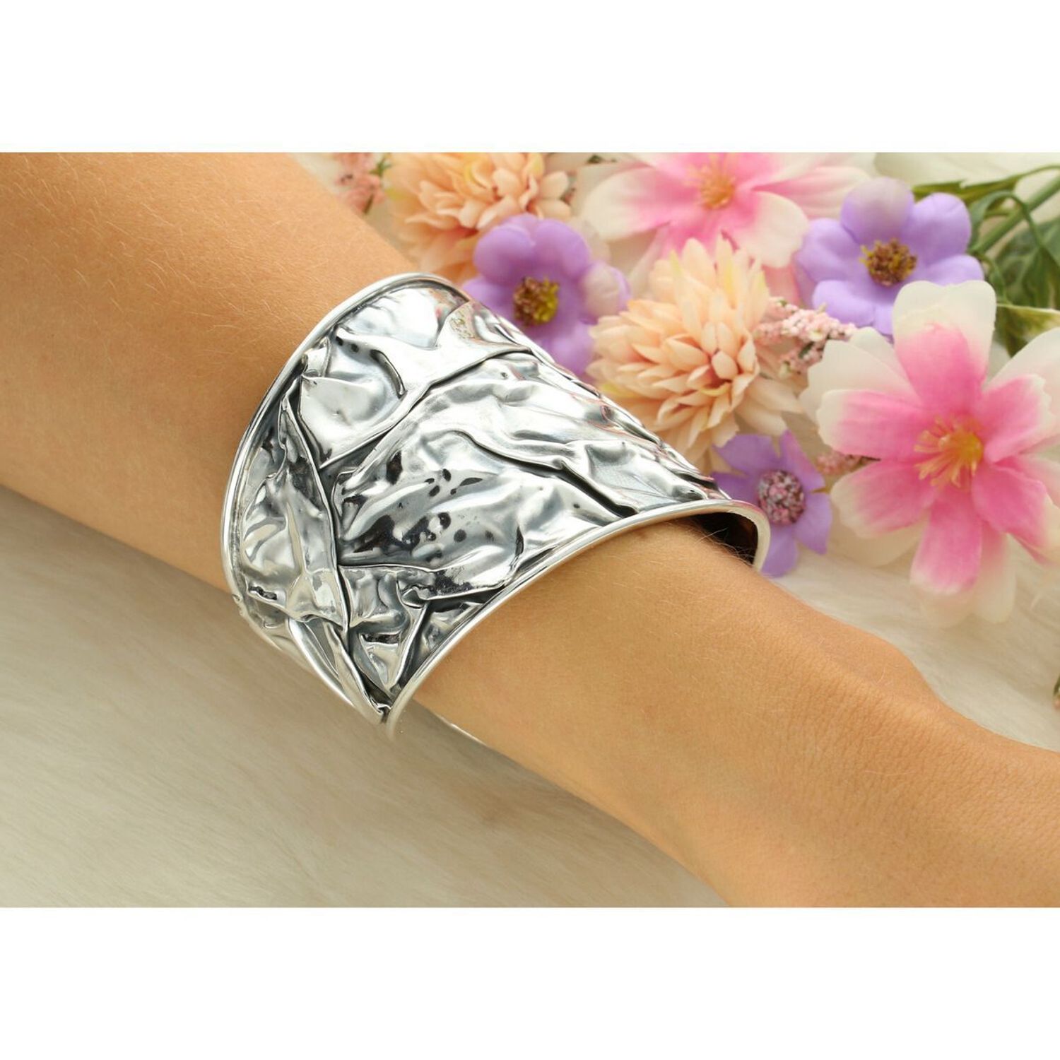 Szeroka damska bransoletka srebrna próby 925, sztywna z oryginalnym wzorem. Stylowy i trwały dodatek na co dzień i wyjątkowe okazje.11.jpg