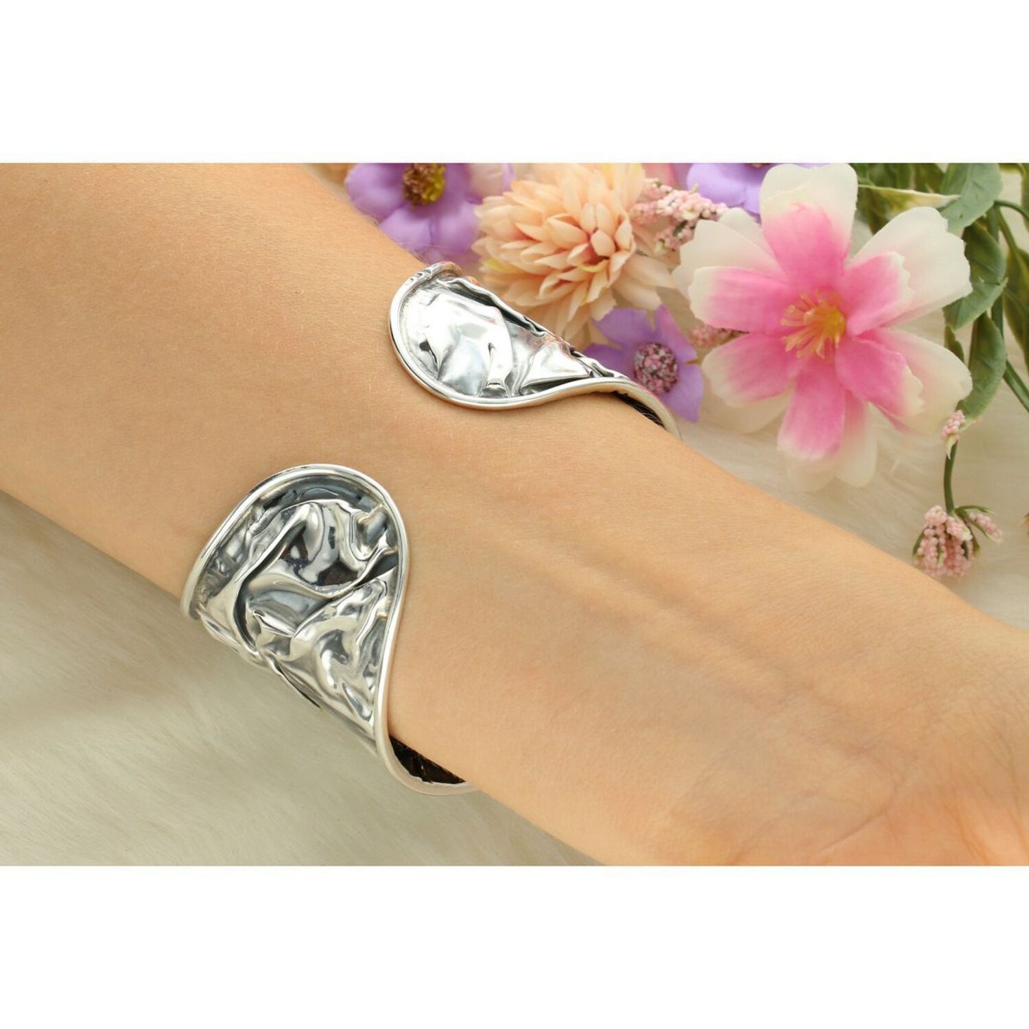 Szeroka damska bransoletka srebrna próby 925, sztywna z oryginalnym wzorem. Stylowy i trwały dodatek na co dzień i wyjątkowe okazje.11.jpg