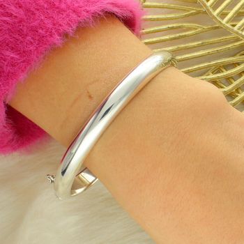 Sztywna srebrna bransoletka 7 mm ze srebra próby 925. Gładka powierzchnia, waga 15 g, zapięcie na zatrzask z łańcuszkiem zabezpieczającym. Klasyczna biżuteria damska.3.jpg