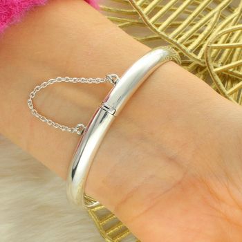 Sztywna srebrna bransoletka 7 mm ze srebra próby 925. Gładka powierzchnia, waga 15 g, zapięcie na zatrzask z łańcuszkiem zabezpieczającym. Klasyczna biżuteria damska.5.jpg