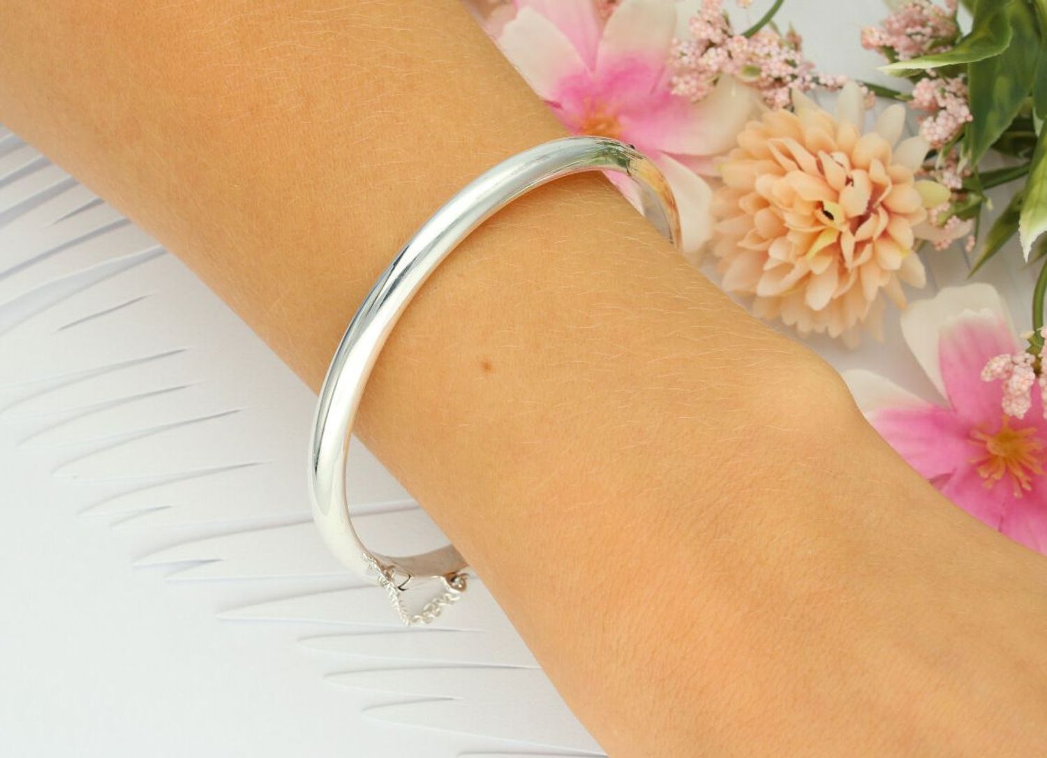 Elegancka bransoletka srebrna 925, sztywna, okrągła, gładka. Obwód 18 cm, szerokość 5 mm, waga 15,50 g. Ponadczasowy dodatek do każdej stylizacji.1.jpg