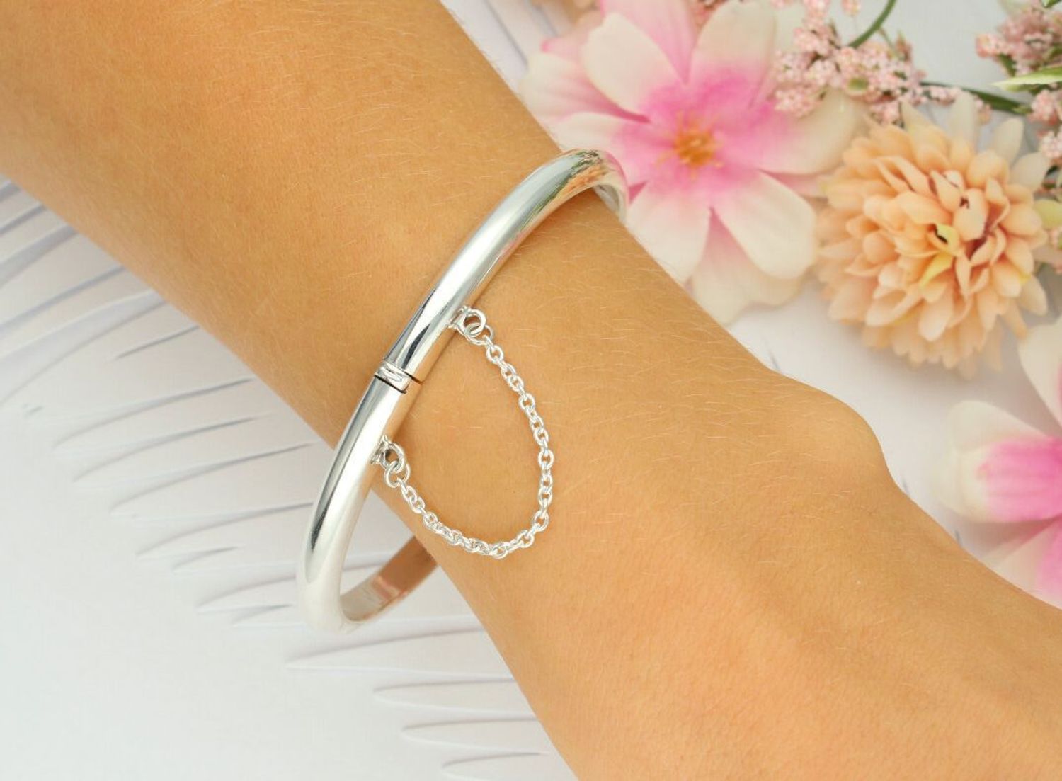 Elegancka bransoletka srebrna 925, sztywna, okrągła, gładka. Obwód 18 cm, szerokość 5 mm, waga 15,50 g. Ponadczasowy dodatek do każdej stylizacji.1.jpg