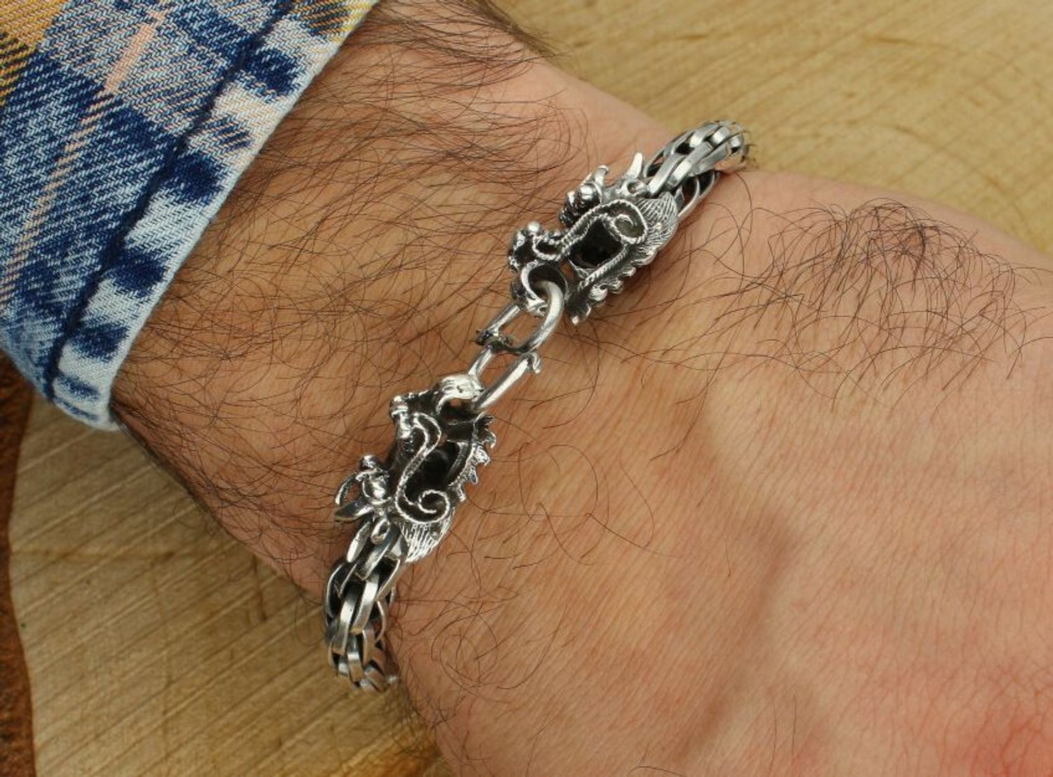 Bransoletka męska srebrna próby 925 z zdobionym wzorem i głową smoka przy zapięciu. Długość 23 cm, szerokość 8 mm, waga 36,90 g. Stylowa i solidna – idealna dla mężczyzn z charakterem.1.jpg