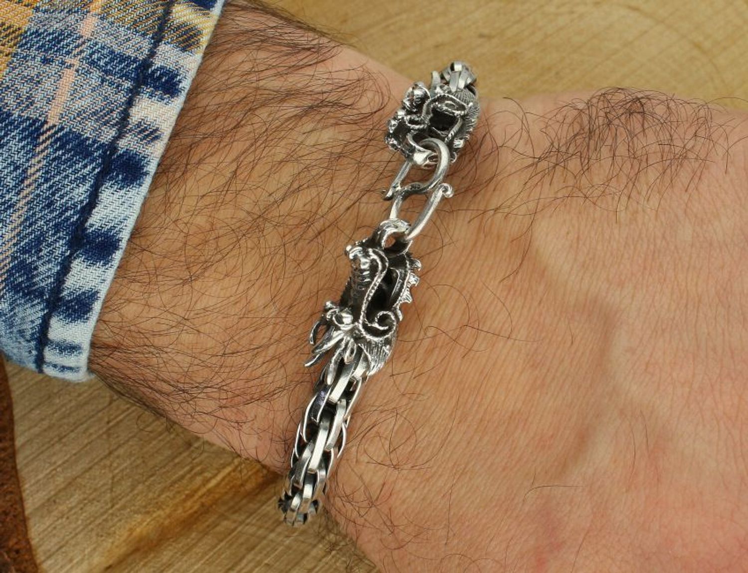 Bransoletka męska srebrna próby 925 z zdobionym wzorem i głową smoka przy zapięciu. Długość 23 cm, szerokość 8 mm, waga 36,90 g. Stylowa i solidna – idealna dla mężczyzn z charakterem.1.jpg