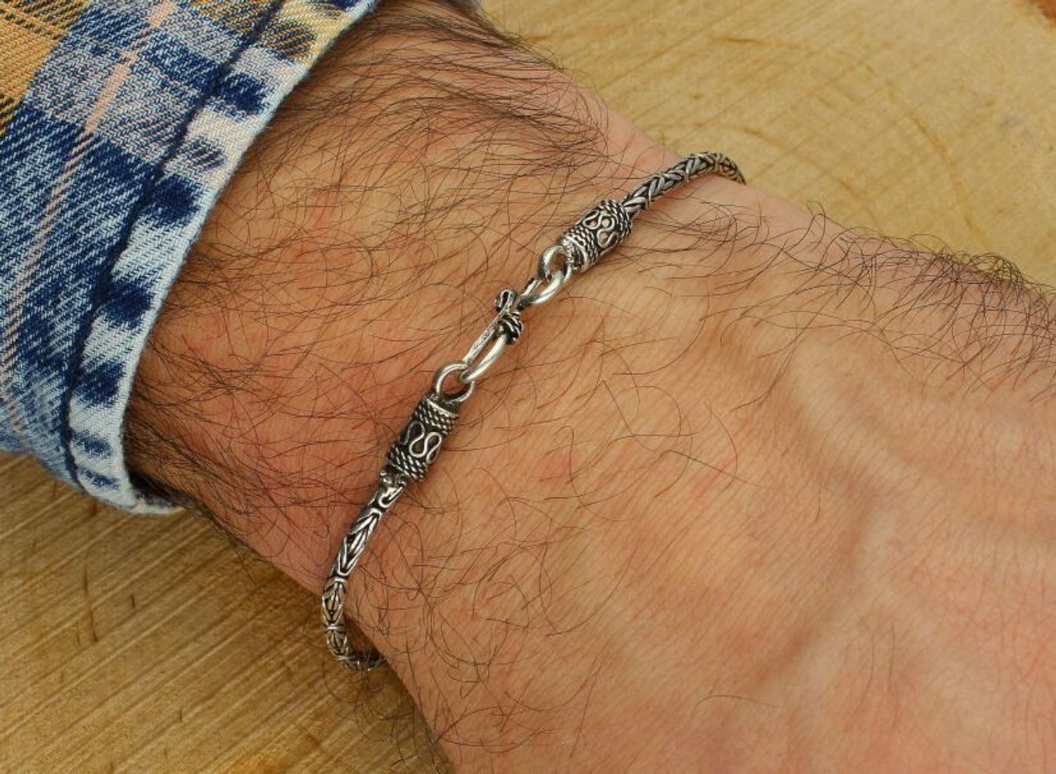 Elegancka męska bransoletka ze srebra 925 w splocie królewskim. Długość 21 cm, szerokość 2 mm, waga 9,43 g, zapięcie haczykowe. Stylowy dodatek dla mężczyzn ceniących klasę i jakość.1.jpg