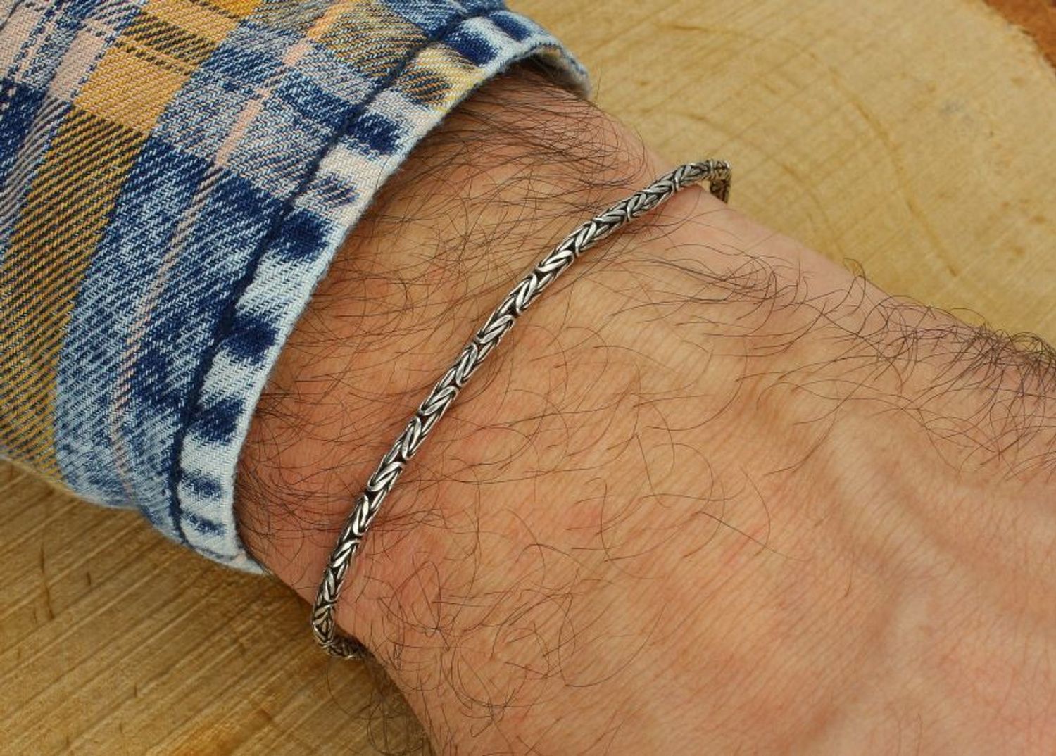 Elegancka męska bransoletka ze srebra 925 w splocie królewskim. Długość 21 cm, szerokość 2 mm, waga 9,43 g, zapięcie haczykowe. Stylowy dodatek dla mężczyzn ceniących klasę i jakość.1.jpg