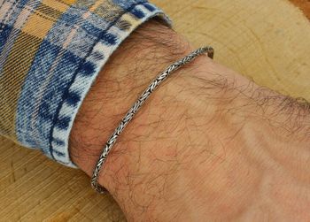 Elegancka męska bransoletka ze srebra 925 w splocie królewskim. Długość 21 cm, szerokość 2 mm, waga 9,43 g, zapięcie haczykowe. Stylowy dodatek dla mężczyzn ceniących klasę i jakość.3.jpg