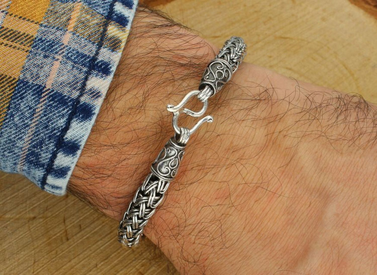 Elegancka bransoletka męska ze srebra próby 925. Model DIA-BRA-13918-925 z ozdobnym splotem i zapięciem na haczyk. Długość 22 cm, szerokość 9 mm, waga 46,8 g. Stylowa, masywna i ponadczas1.jpg