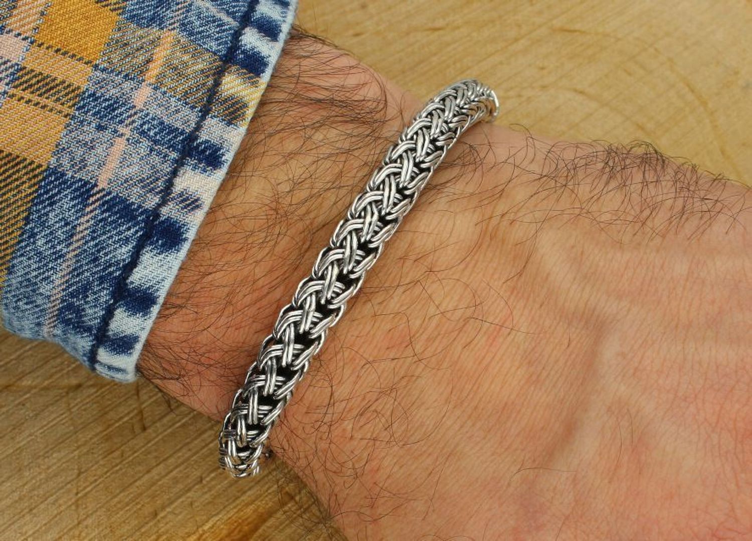 Elegancka bransoletka męska ze srebra próby 925. Model DIA-BRA-13918-925 z ozdobnym splotem i zapięciem na haczyk. Długość 22 cm, szerokość 9 mm, waga 46,8 g. Stylowa, masywna i ponadczas1.jpg