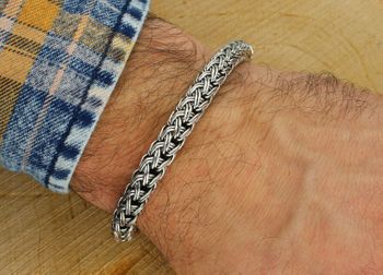 Elegancka bransoletka męska ze srebra próby 925. Model DIA-BRA-13918-925 z ozdobnym splotem i zapięciem na haczyk. Długość 22 cm, szerokość 9 mm, waga 46,8 g. Stylowa, masywna i ponadczasowa – 3.jpg