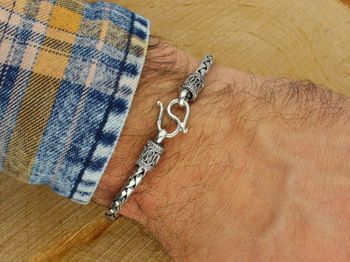 Stylowa bransoletka męska ze srebra próby 925 o długości 21 cm. Model DIA-BRA-13919-925 z ozdobnym splotem i zapięciem na haczyk. Elegancka, solidna i ponadczasowa – idealna na prezent.3.jpg