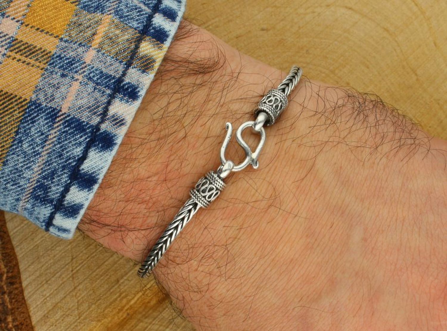 Masywna męska bransoletka ze srebra 925. Długość 21 cm, szerokość 4 mm, waga 19,50 g, zapięcie haczykowe. Luksusowy, solidny dodatek w eleganckim stylu. Idealny prezent.1.jpg