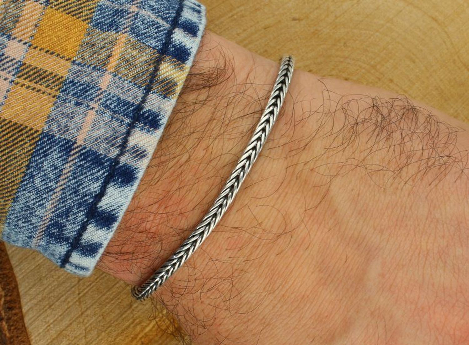 Masywna męska bransoletka ze srebra 925. Długość 21 cm, szerokość 4 mm, waga 19,50 g, zapięcie haczykowe. Luksusowy, solidny dodatek w eleganckim stylu. Idealny prezent.1.jpg