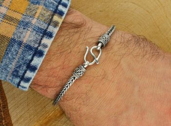 Masywna męska bransoletka ze srebra 925. Długość 21 cm, szerokość 4 mm, waga 19,50 g, zapięcie haczykowe. Luksusowy, solidny dodatek w eleganckim stylu. Idealny prezent.2.jpg